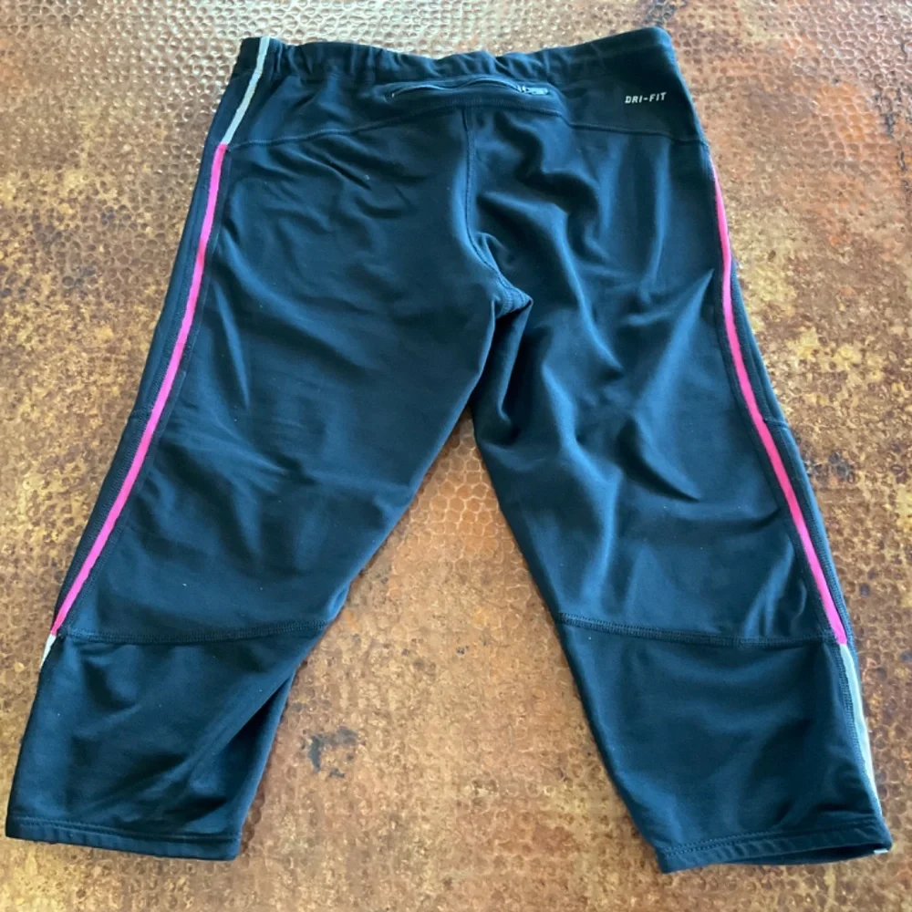 Nike Dri-Fit Crop Leggings. Black/Hot Pink. Size M - Picture 3 of 5